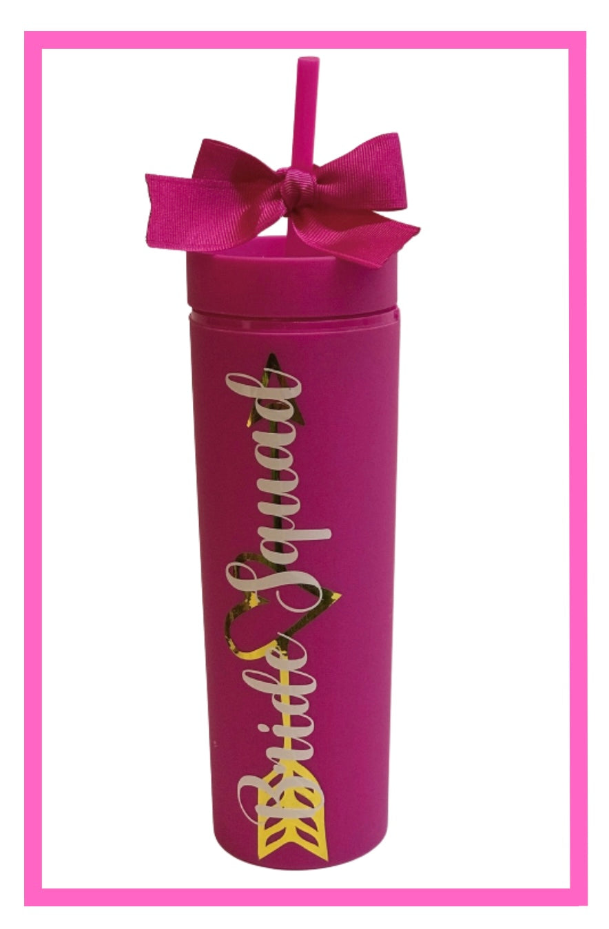 ENTREGA INMEDIATA Vaso Skinny Mate 400 ml. fiucsa frase Bride Squad blanca con flecha de corazon dorado.