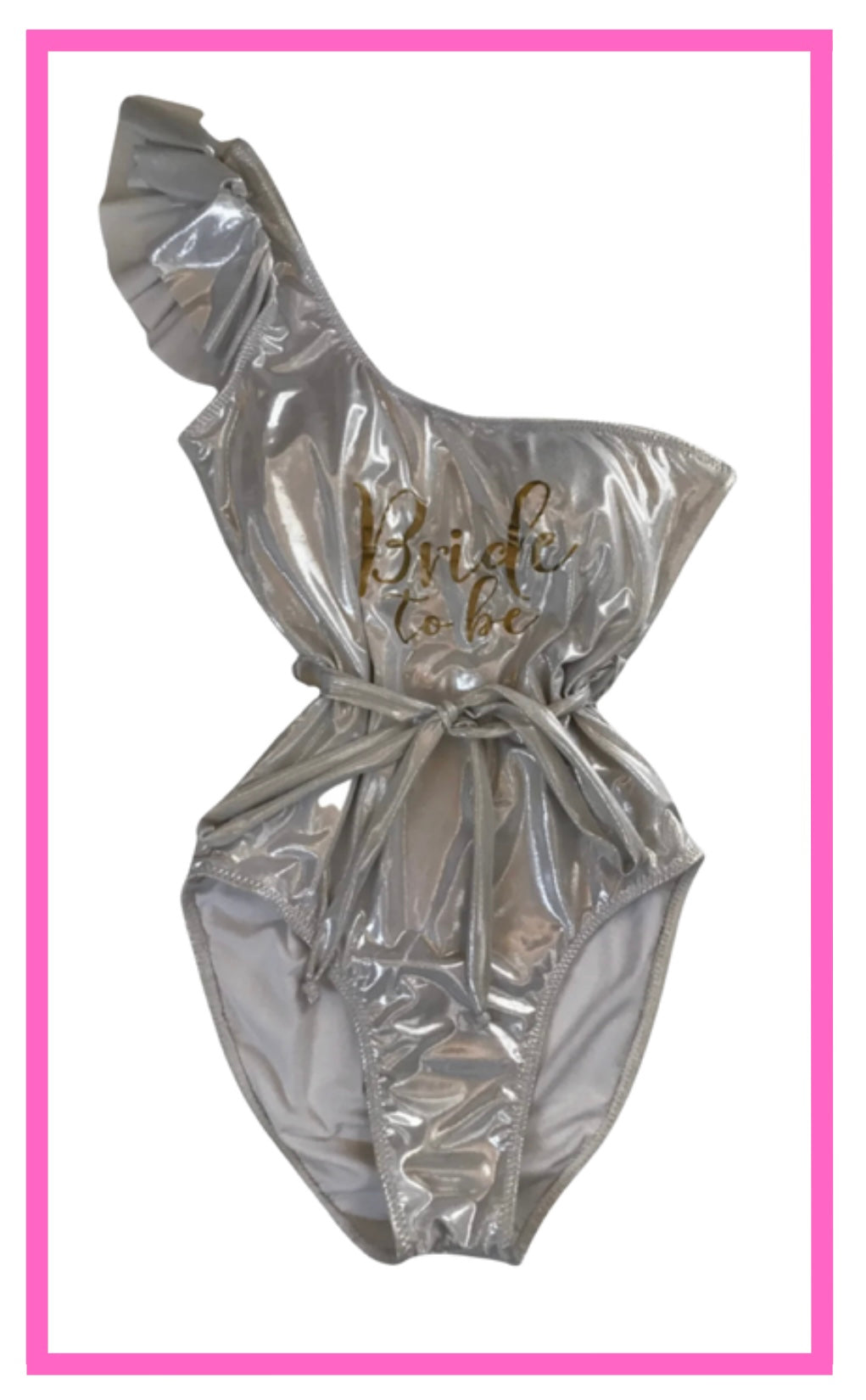 ENTREGA DE 15 A 20 DÍAS HÁBILES. Traje de baño off shoulder con olan en tirante con fajito color blanco glitter con frase Bride yo Be color dorado.