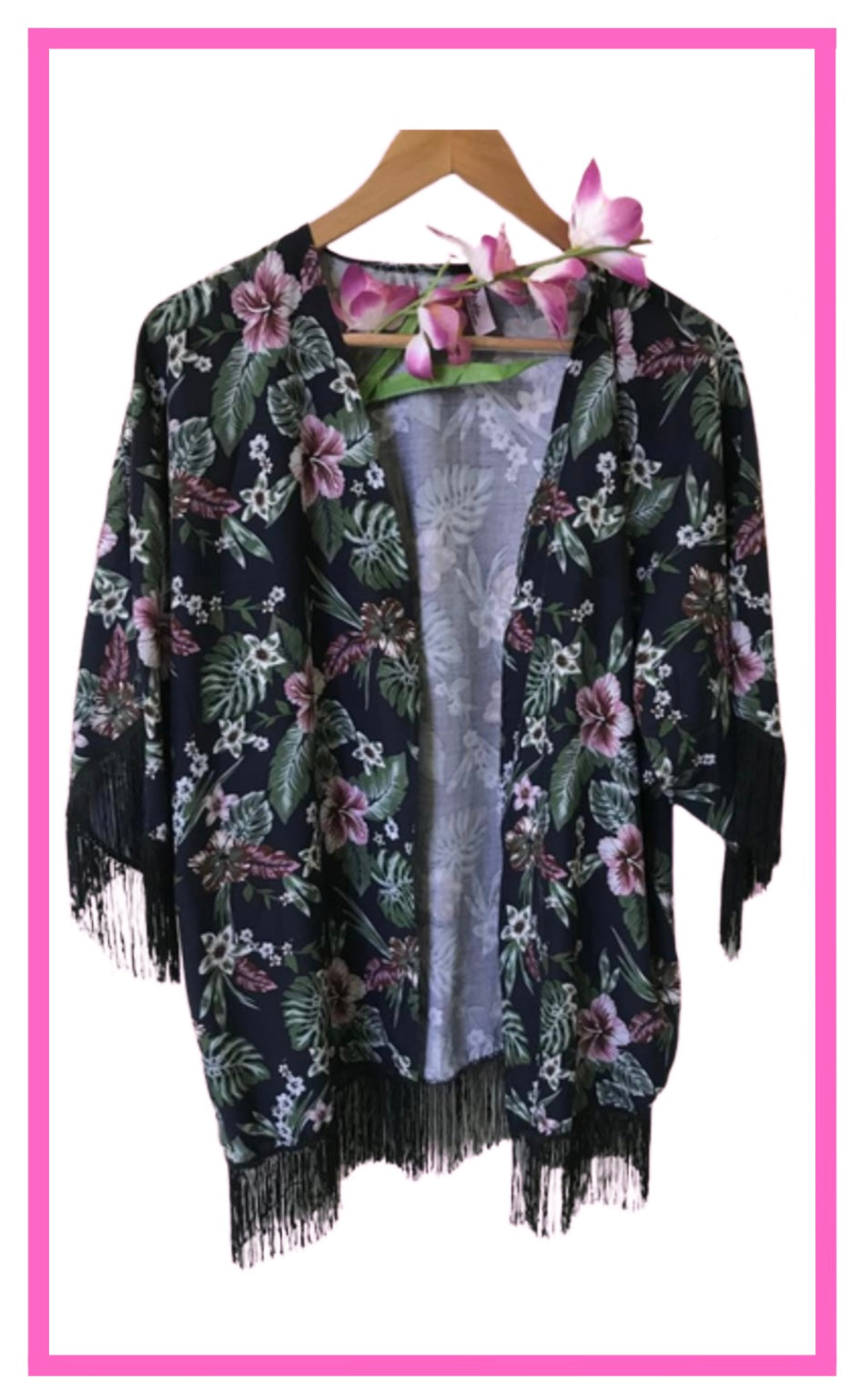Kimono corto con aplicación de flecos o pompones.