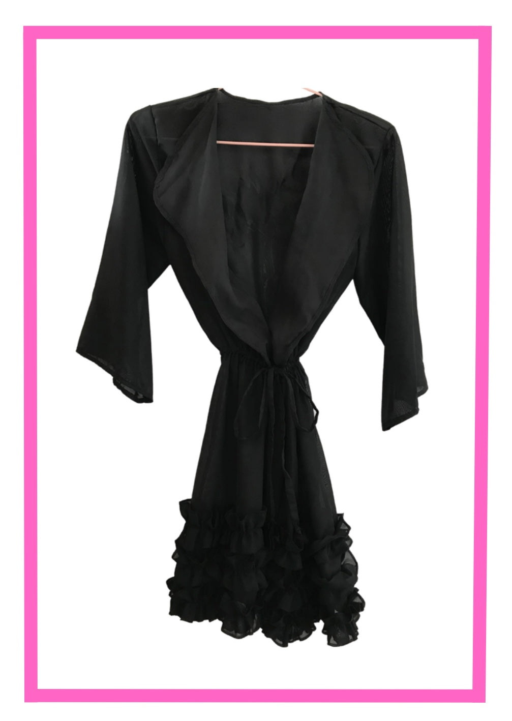 Kimono corto negro con escarolas fruncidas y texto en espalda.