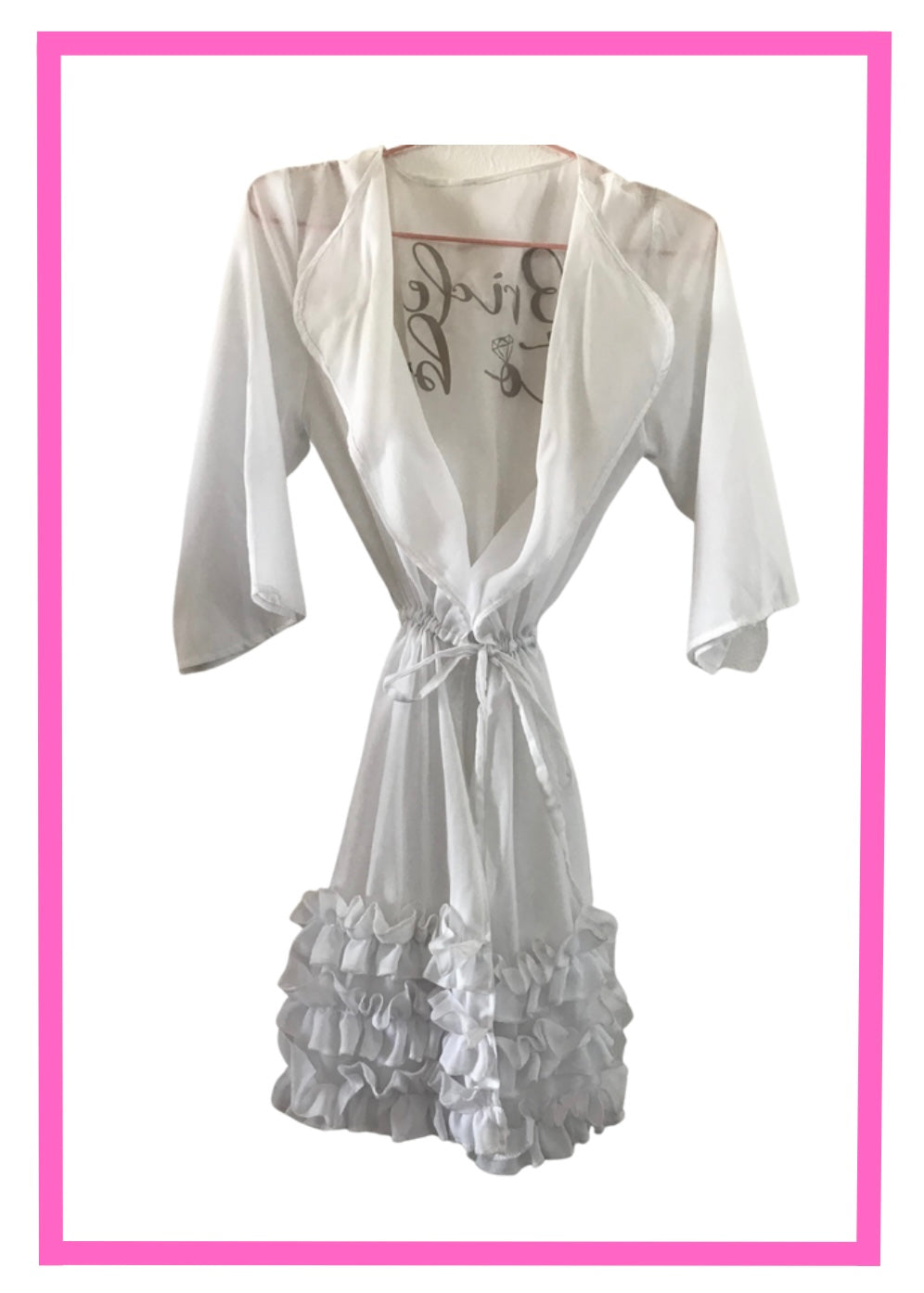 Kimono corto negro con escarolas fruncidas y texto en espalda.