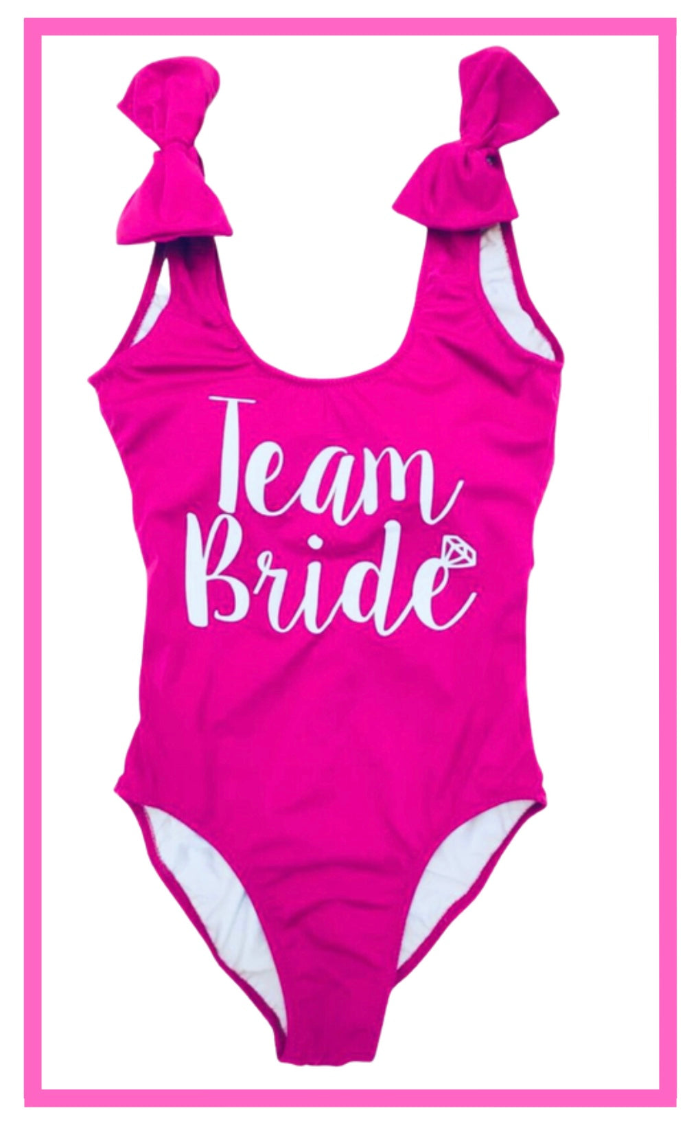 ENTREGA INMEDIATA. Traje de baño con moños en tirantes color fiucsa con frase Team Bride anillo color blanco.