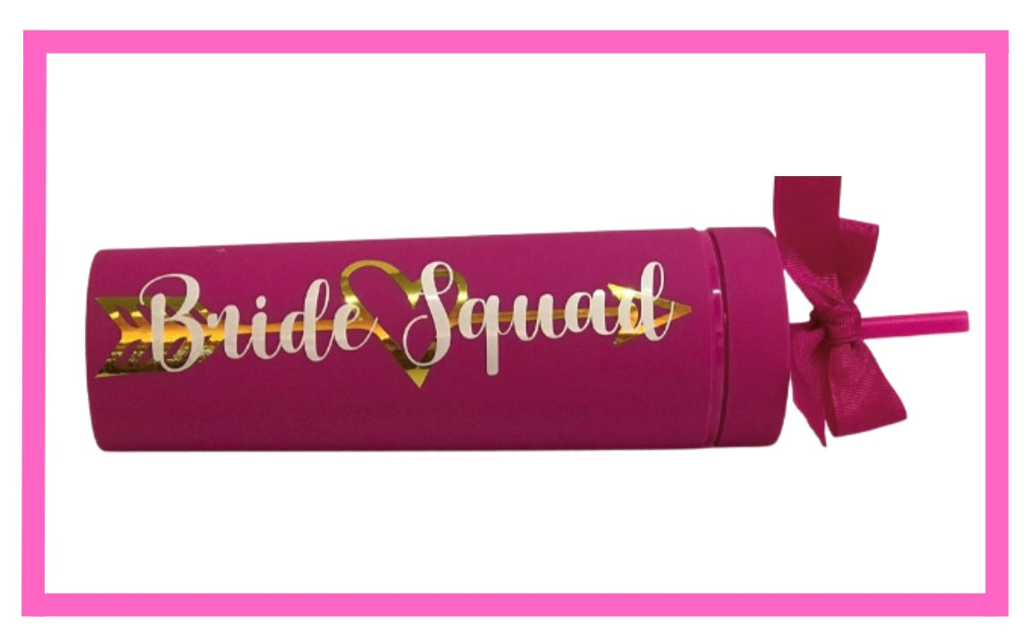 ENTREGA INMEDIATA Vaso Skinny Mate 400 ml. fiucsa frase Bride Squad blanca con flecha de corazon dorado.