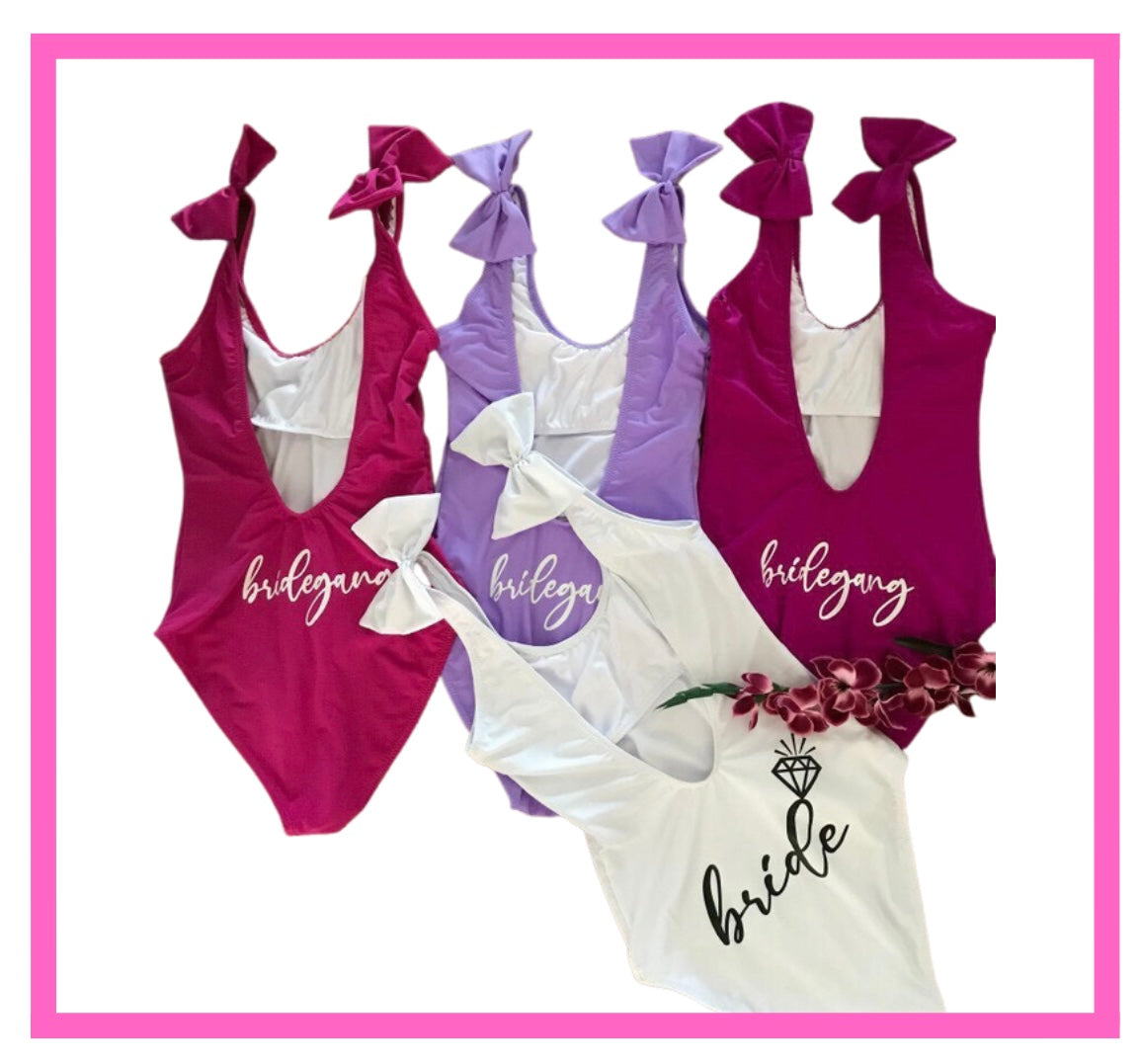 *TELAS MATE FORMA 2* Traje de baño completo clásico con escote a media espalda y moños en tirantes
