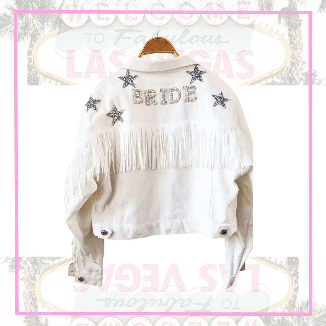 ENTREGA DE 15 A 20 DÍAS HÁBILES Chaqueta estilo country con flecos y letrero Bride bordado de perlas y estrellas con cristales.