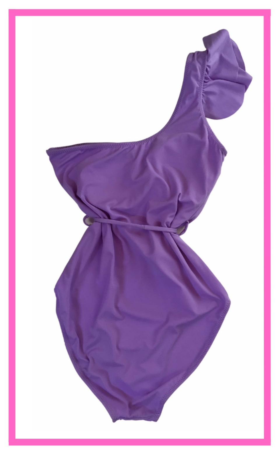 ENTREGA DE 15 A 20 DÍAS HÁBILES. Traje de baño off shoulder con olan en tirante con fajito color lila con frase Team Bride color dorado.