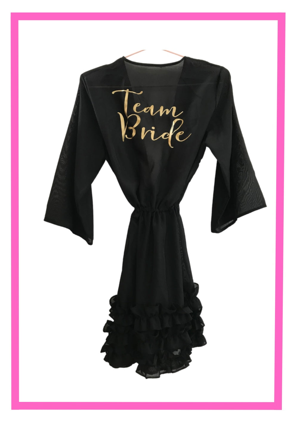 Kimono corto negro con escarolas fruncidas y texto en espalda.