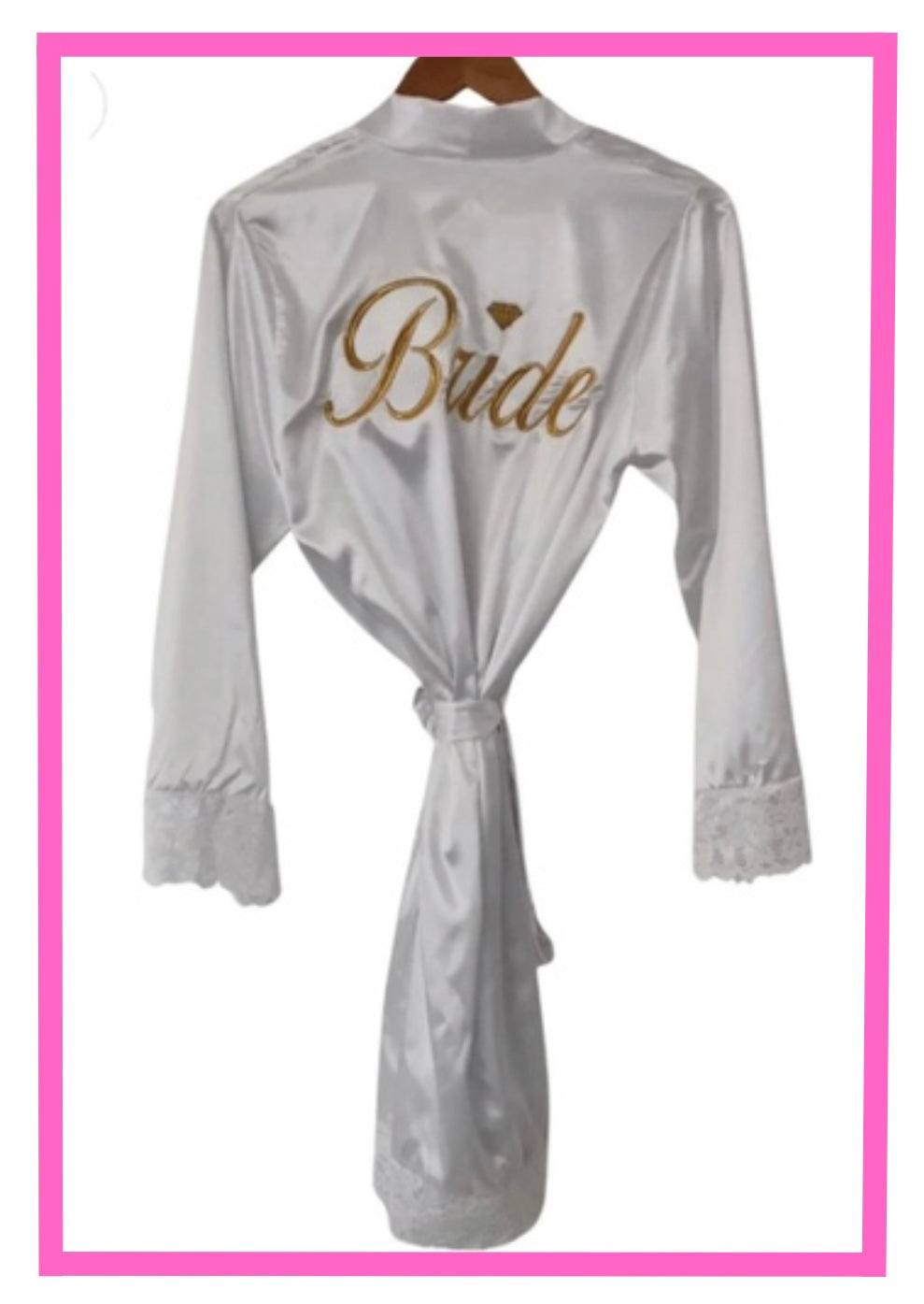 ENTREGA INMEDIATA Bata de satín con encaje color blanco con frase bordada Bride color dorado metálico.