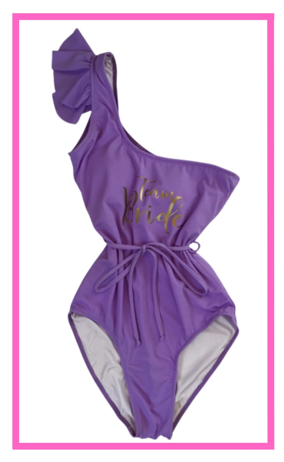 ENTREGA DE 15 A 20 DÍAS HÁBILES. Traje de baño off shoulder con olan en tirante con fajito color lila con frase Team Bride color dorado.