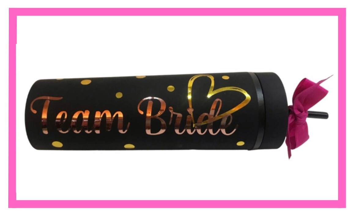 ENTREGA INMEDIATA Vaso Skinny Mate 400 ml. negro frase Team Bride rose gold con corazón y puntos dorado.