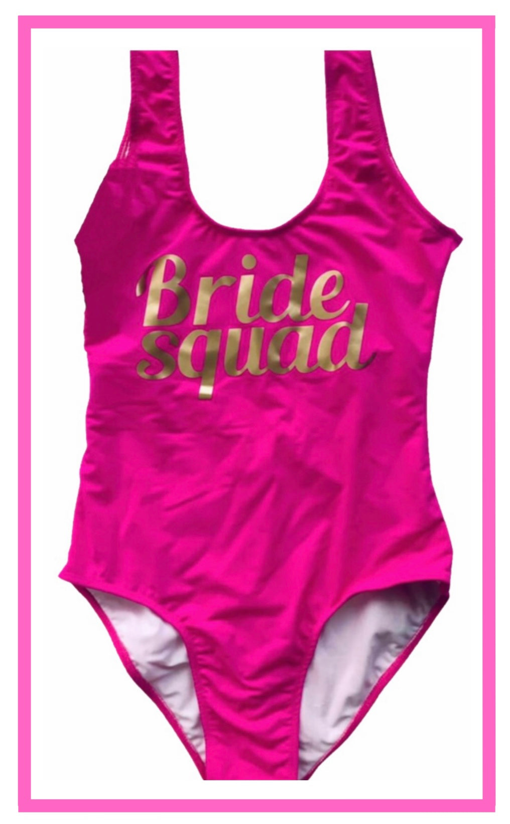 ENTREGA DE 15 A 20 DÍAS HÁBILES. Traje de baño clásico color rosa barbie con frase Bride Squad color dorado.