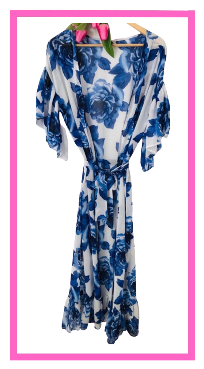 Kimono largo con olanes en mangas y bastilla y fajito.