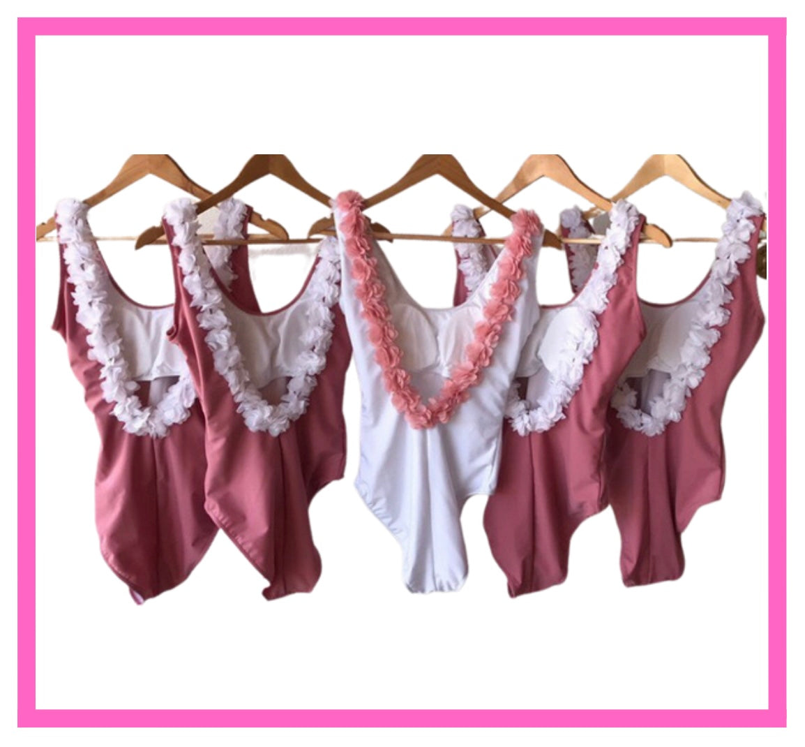 *TELAS GLITTER FORMA 1 FLORES* Traje de baño completo clásico con escote a media espalda y aplicación de flores en escote