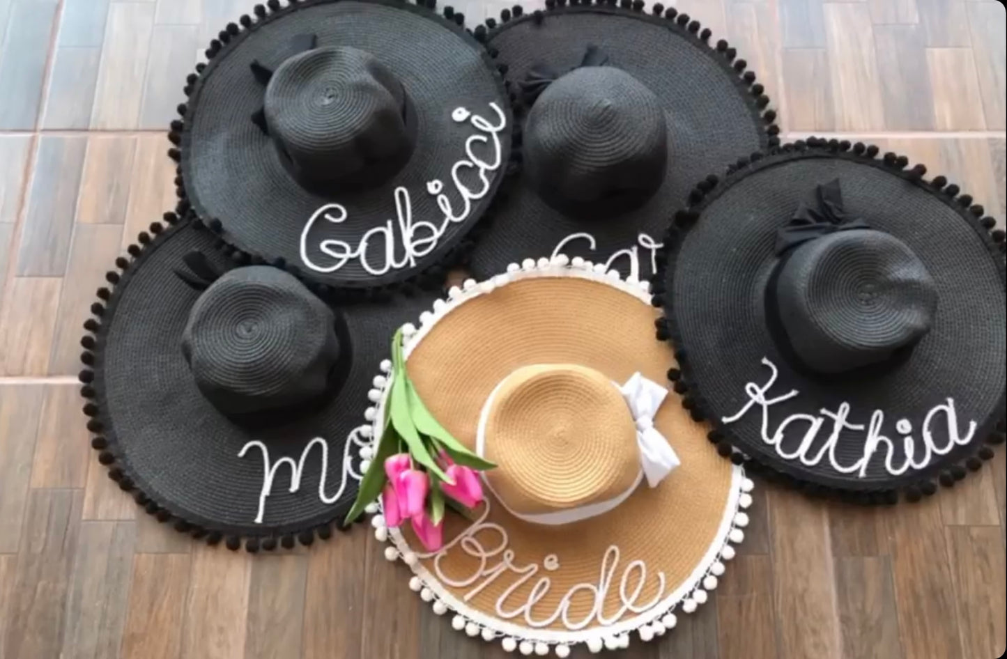 *SOMBRERO ALA ANCHA CON FRASE DE MACRAME* Sombrero playero con decoración de pompones en orilla