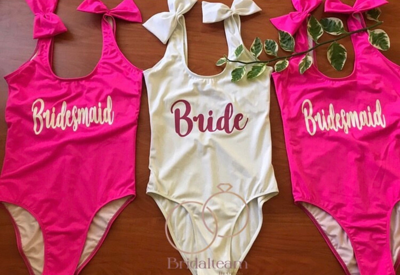 *TELAS MATE FORMA 2* Traje de baño completo clásico con escote a media espalda y moños en tirantes
