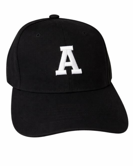 Gorra ajustable negra con inicial bordada cualquier letra de abecedario.                                                Entrega 2 a 5 días hábiles.