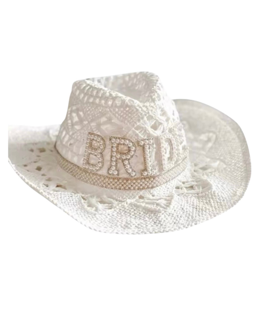 Sombrero tipo tejana de textura encaje con tira decorada y frase BRIDE de perlas y cristales.                       Entrega 15 a 20 días hábiles.