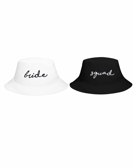 Gorro bucket hat con bordado manuscrito.                                                   Entrega 15 a 20 días hábiles.