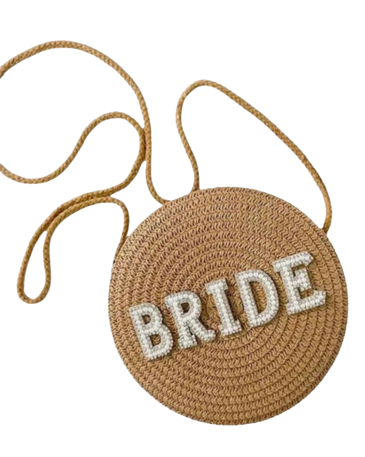 Bolsa de mimbre bandolera con asa larga y letrero de BRIDE de perlas y cristales.                                                     Entrega de 15 a 20 días hábiles.