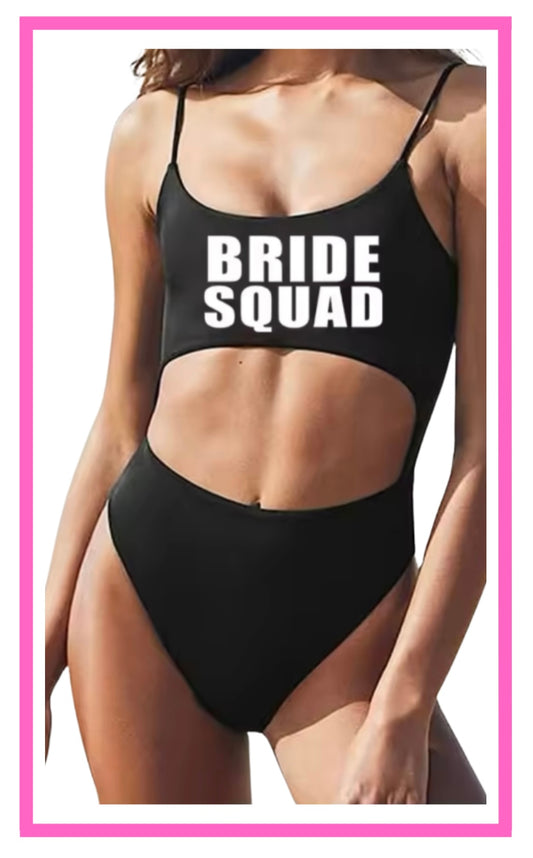 ENTREGA DE 15 A 20 DÍAS HÁBILES. Swimsuit negro con abierta en abdomen y tirantes delgados de frase BRIDE SQUAD blanco.