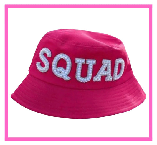 ENTREGA DE 15 A 20 DÍAS HÁBILES. Bucket Hat rosa con frase SQUAD de perlas y cristales.