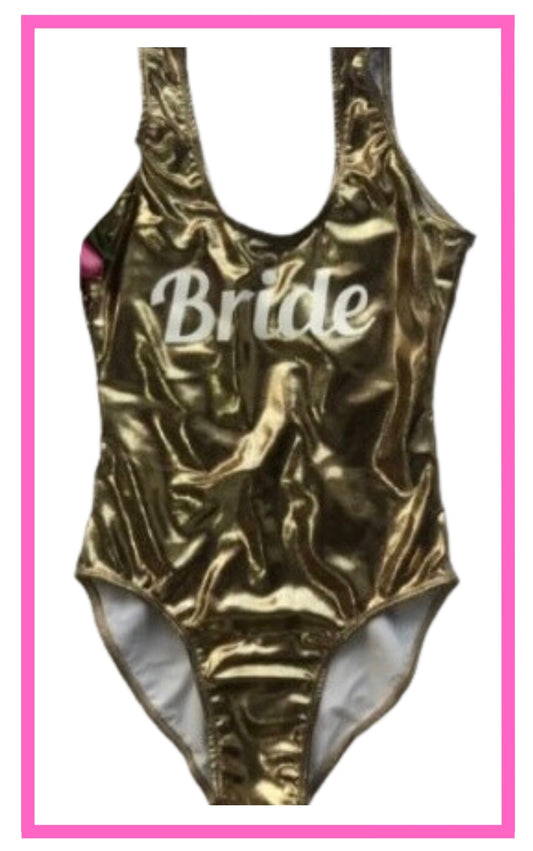 ENTREGA DE 15 A 20 DÍAS HÁBILES. Traje de baño clásico color dorado glitter con frase Bride color blanco.