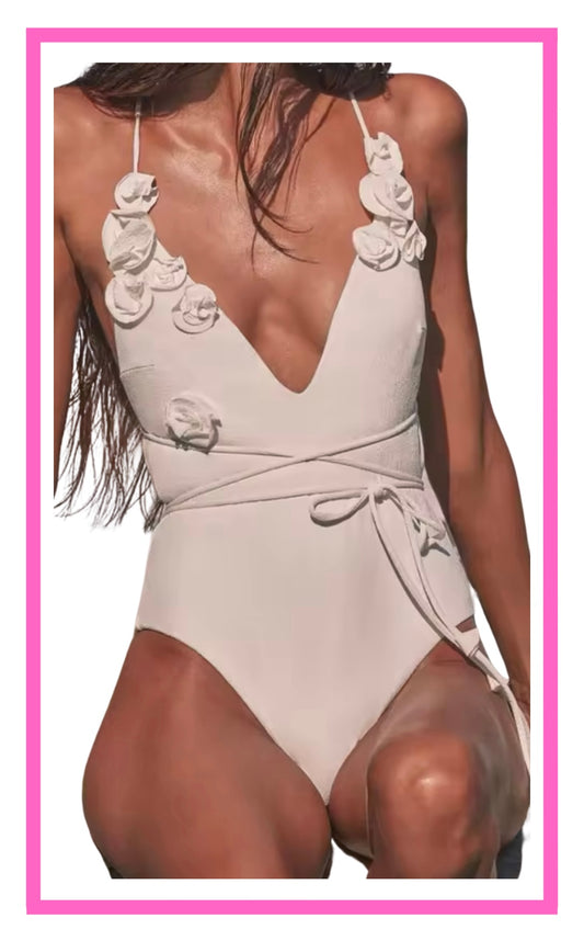 ENTREGA DE 15 A 20 DÍAS HÁBILES. Swimsuit blanco con flores blancas de escote en V sin espalda y con cintilla en cintura.