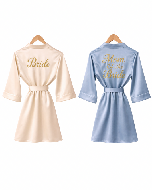 Bata de satín unitalla con frase bordada en la espalda.