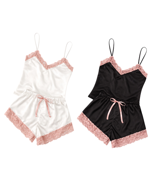Pijama de satín de blusa de tirantes y short con encaje en orillas y listón de moñito en cintura.                                     Entrega de 2 a 5 días hábiles.