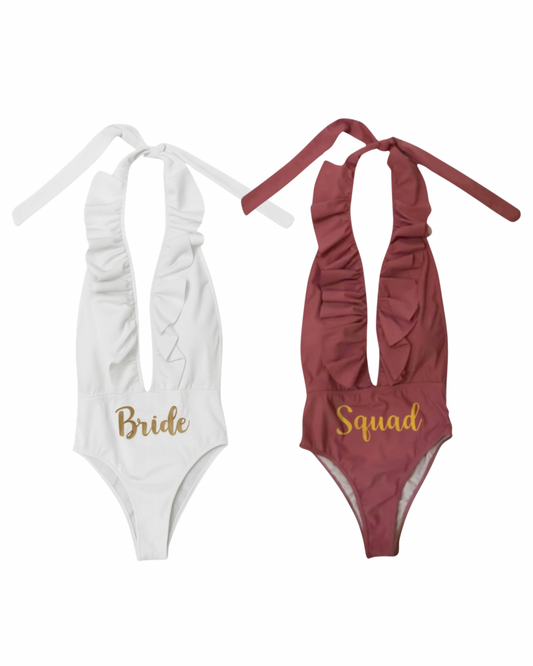 Traje de baño en trikini halter sin espalda con escote pronunciado con olanes y resaque en pompa.                                                           Entrega 2 a 5 días hábiles.