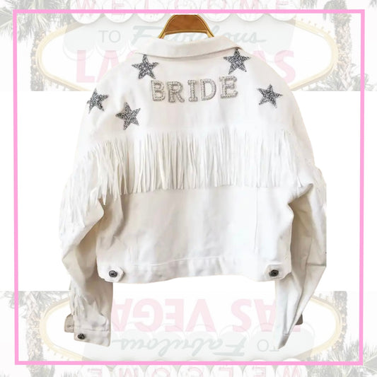 ENTREGA INMEDIATA. Colección Vegas Bachelorette. Chaqueta de mezclilla blanca con estrella y letrero de BRIDE con perlas y cristales y tiritas en espalda tipo vaquero.